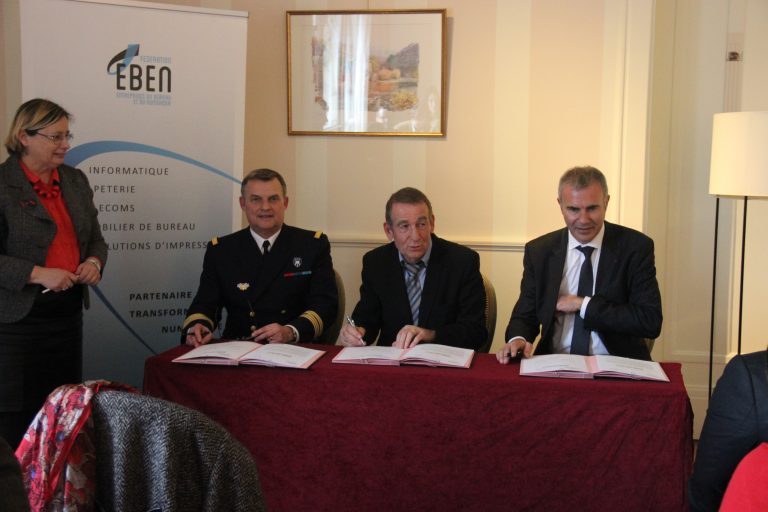 De gauche à droite, le Commissaire Yves Glaz, le Président d'EBEN, André VIDAL et le Médiateur des Entreprises, Pierre Pelouzet signent la charte