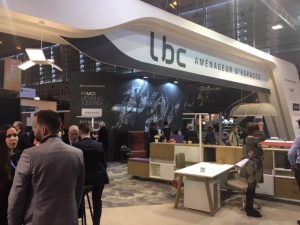 Le stand de LBC - Le Bureau contemporain. de nombreux visiteurs y sont rassemblés.